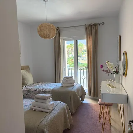 House Bermuda Естепона